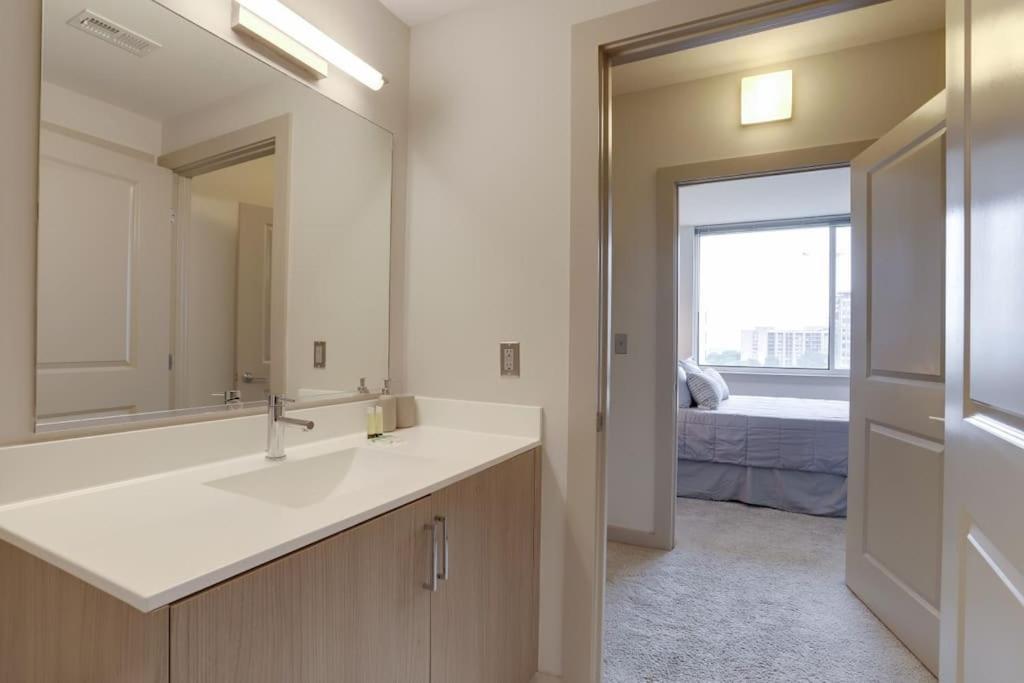 Wonderful 2Br Apartment At Crystal City Arlington Exterior foto